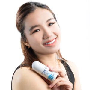 foto model dengan produk roll-on